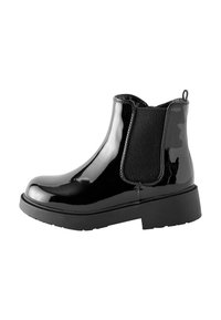 Bottes de cheville en cuir verni noir avec des panneaux élastiques sur les côtés, un bout rond et une semelle en caoutchouc épaisse. Elles sont dotées d'une languette à l'arrière.