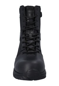 Zwarte tactische laars gemaakt van glad leer en synthetische materialen, met een vetersluiting aan de voorkant, versterkte neus en een gestructureerde zool.