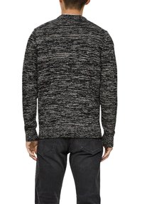 Sweter dzianinowy w szarej i czarnej melange, posiada okrągły dekolt, długie rękawy oraz ściągacze przy rękawach i u dołu. Teksturowany materiał.