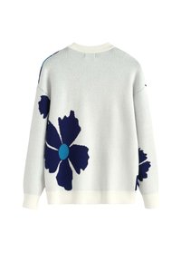 Pull en tricot blanc avec de grandes fleurs bleu foncé et un centre turquoise, dotés d'un col, de poignets et d'un ourlet à côtes, présenté de dos.