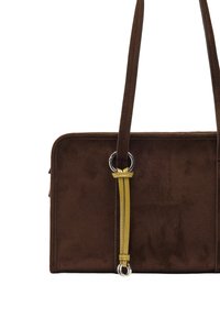 Brązowa torebka z zamszu w kształcie prostokąta. Posiada żółty akcent w postaci paska przymocowanego srebrnymi elementami. Gładka tekstura, minimalne detale.