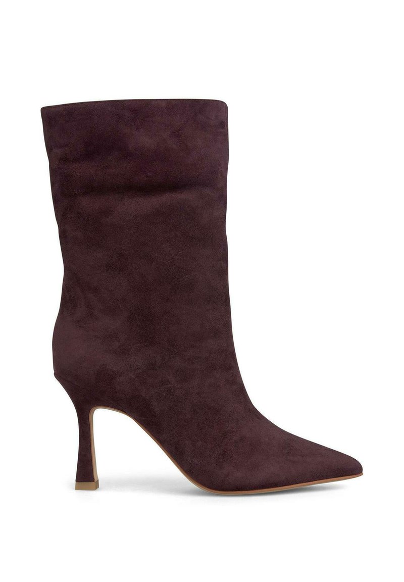 Stivale ankle in suede viola con punta affilata e tacco alto e sottile. Presenta un design superiore arricciato. La suola è testurizzata per una presa migliore.