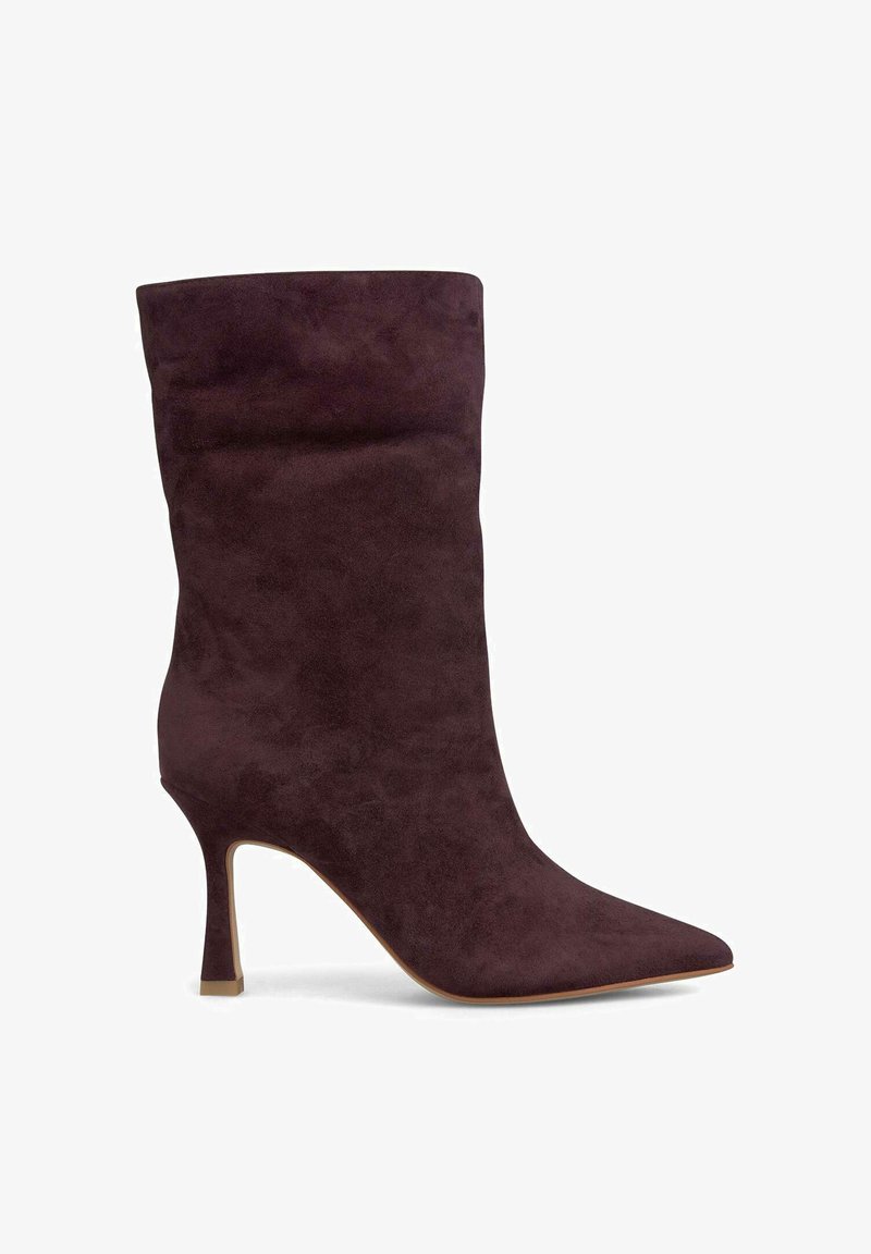 Stivale ankle in suede viola con punta affilata e tacco alto e sottile. Presenta un design superiore arricciato. La suola è testurizzata per una presa migliore.