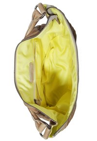 Borsa in pelle con esterno strutturato. Interno con fodera giallo brillante, tasca con zip e ampio spazio di archiviazione.