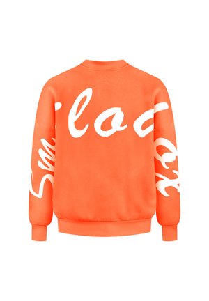 Orange sweatshirt med et stort hvidt skrift-design på ryggen og ærmerne. Lavet af blødt stof med ribbede manchetter og kant.