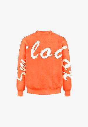 Oranges Sweatshirt mit einem großen weißen Schriftzug auf dem Rücken und an den Ärmeln. Hergestellt aus weichem Stoff mit gerippten Bündchen und Saum.