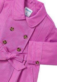 Trench coat rosa con design doppiopetto, bottoni marroni, cintura coordinata, ampio colletto e tasche frontali. Tessuto liscio, leggero.