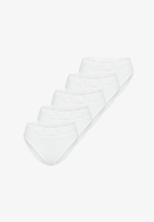 Cinq slips blancs pour femmes avec ceintures en dentelle, disposés en pile décalée sur fond blanc.