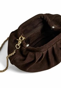 Posetă mică din piele întoarsă maro închis cu curea din lanț auriu, închidere cu clips metalic și interior deschis care arată buzunar cu fermoar și căptușeală din material textil.
