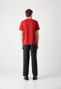 Tommy Hilfiger ESSENTIAL TEE - Základné tričko - dark magma