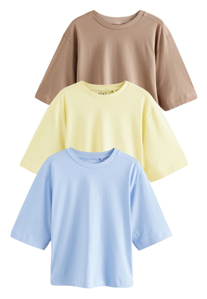 Drei kurzärmelige T-Shirts in Braun, Gelb und Hellblau. Hergestellt aus glattem Baumwollstoff, mit Rundhalsausschnitt und legerer Passform.