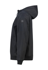 Schwarze Kapuzenjacke mit glattem, mattem Finish, versehen mit einem Logo-Patch auf der linken Schulter und elastischen Bündchen am Saum und an den Ärmeln.