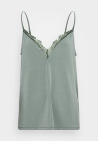 Ljusgrön linne med tunna justerbara band, med V-halsskarv och delikat spetskant längs kanterna, mjuk satinliknande textur.