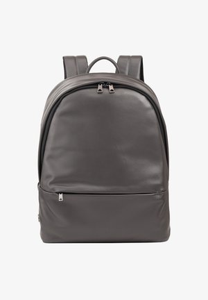 Mochila de cuero gris con una textura suave, forma redondeada, doble compartimento principal con cremallera y un bolsillo frontal con cierre de cremallera.