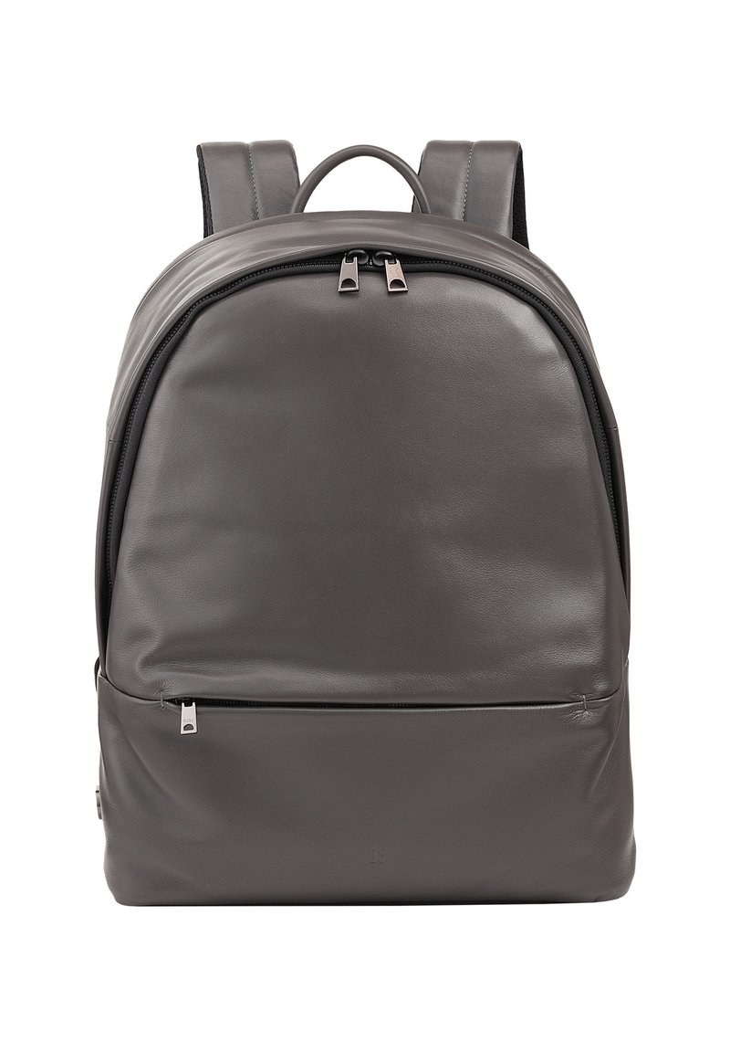 Zaino in pelle grigia con una superficie liscia, forma arrotondata, scomparto principale con doppia zip e tasca frontale con chiusura a zip.