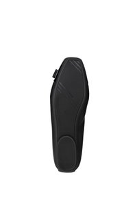 Suela de zapato deportivo negro con una superficie de goma texturizada, una forma de punta lisa y ranuras en ángulo para tracción. Diseño compacto y aerodinámico.
