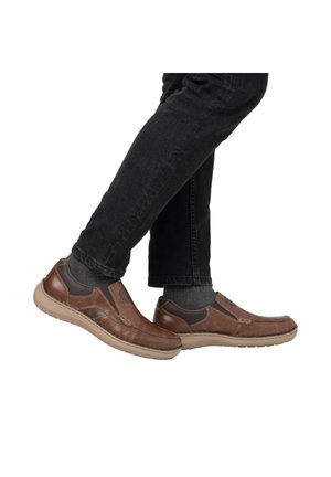 Braune Leder-Schlüpfschäfte mit glatter Oberfläche, versehen mit dunklen Akzenten, einer beigen Gummisohle und gesteppten Details an den Seiten.