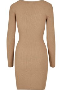Robe marron côtelée avec des manches longues et un décolleté bateau. Conçue pour épouser les formes avec une texture lisse et une longueur mi-cuisse.