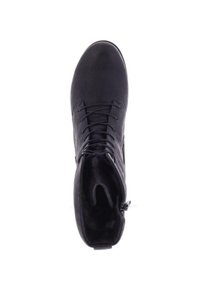 Stivale alla caviglia in pelle nera con punta rotonda, design con lacci, parte superiore texturizzata e zip laterale per un accesso facile. Fodera interna morbida.