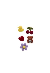 Sarja five pin dari felt yang menampilkan bebek kuning, ceri merah, hati merah, beruang coklat dengan hati, dan bunga ungu dengan pusat kuning.