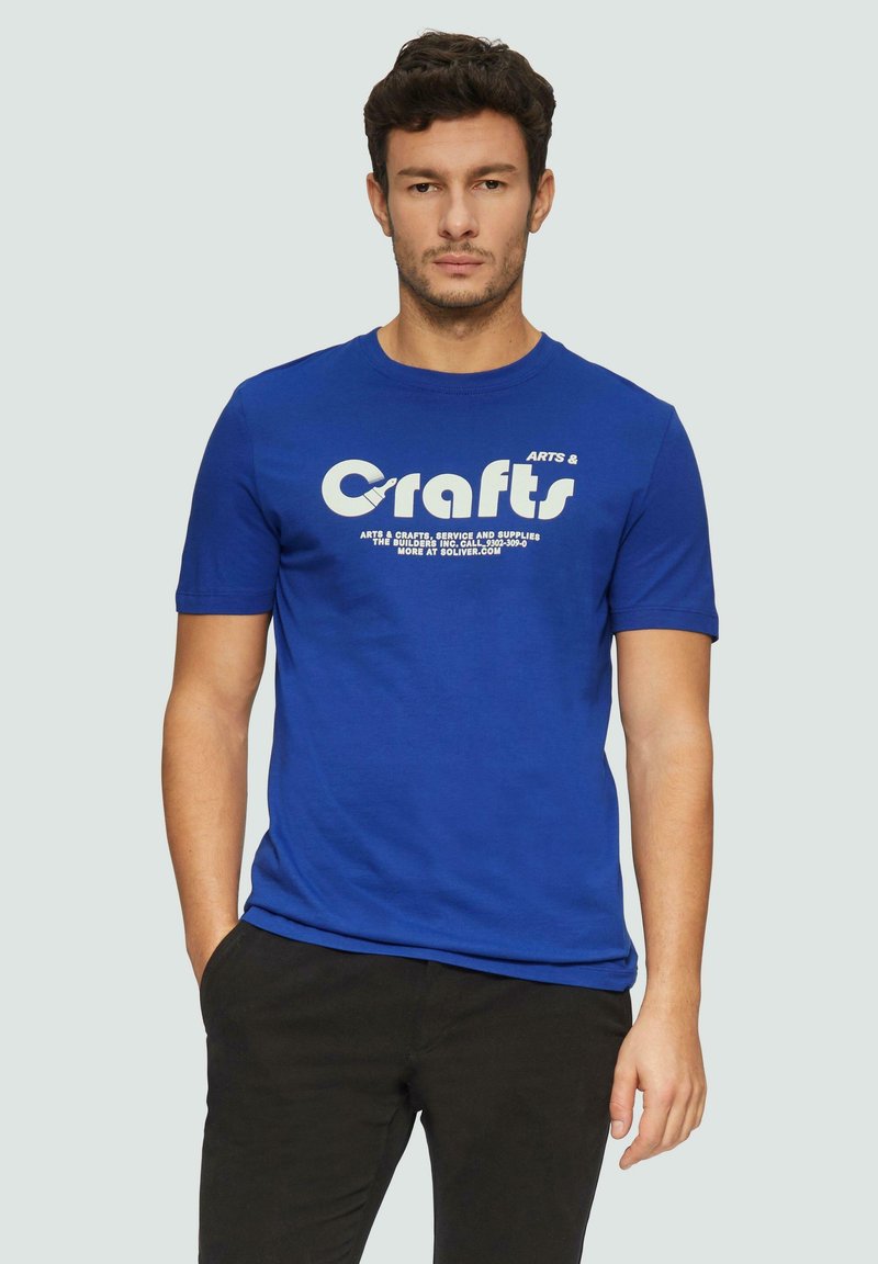 Blauwe katoenen T-shirt met een ronde halslijn, voorzien van grote witte tekst "Arts & Crafts" over de borst. Korte mouwen, eenvoudige uitstraling.