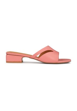 Růžové kožené pantofle s nízkým blokovým podpatkem, zdobené překříženými pásky a otevřenou špičkou, na opálené podrážce.
