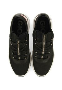 Zapatillas deportivas negras con parte superior texturizada, que presentan cordones elásticos, tiradores con marca y una suela de goma blanca.