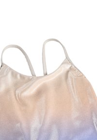 Lesklá gradientová blůza v jemně broskvové až levandulové barvě, s tenkými nastavitelnými ramínky a hladkou, lesklou texturou.