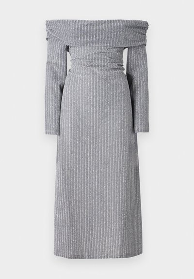 Rochie off-the-shoulder de culoare gri deschis, cu dungi verticale subtile, talie ajustată, mâneci lungi și o siluetă fluidă. Textură de țesătură moale.