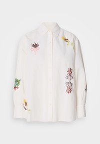 Bílá košile na knoflíky s dlouhými rukávy, zdobená barevnou květinovou výšivkou v růžové, zelené, žluté a červené barvě na přední straně a rukávech.