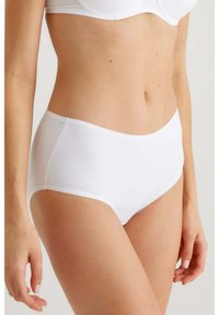 Witte katoenen slip met een hoge taille, een gladde textuur en een naadloze afwerking. Heeft een klassieke snit en een elastische tailleband.