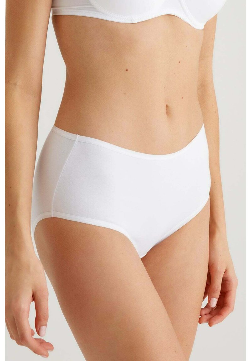 Witte katoenen slip met een hoge taille, een gladde textuur en een naadloze afwerking. Heeft een klassieke snit en een elastische tailleband.