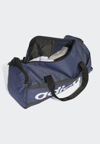Borsa da viaggio blu navy con dettagli neri, tessuto resistente, zip superiore e manici larghi; presenta un grande logo bianco sul lato.