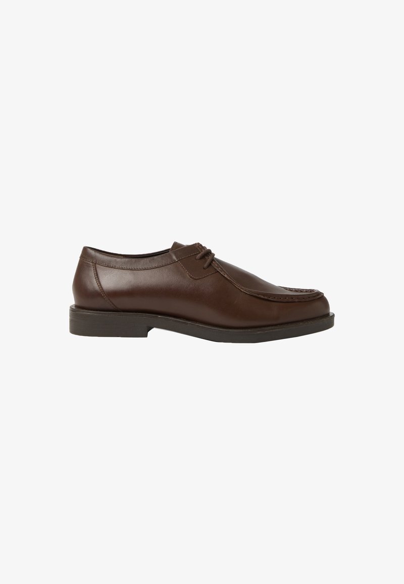 Chaussure habillée en cuir marron, à la texture lisse, avec un bout rond et des coutures contrastantes. Elle présente une semelle en caoutchouc plate et basse ainsi que des lacets fins.