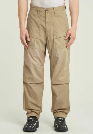 Pantaloni cargo khaki con una vestibilità rilassata, dotati di tasche frontali e laterali, una texture liscia e una chiusura con bottone in vita.