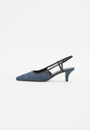 Denim slingback sko med spids tå, tynd sort rem og en lav hæl med en tekstureret stoffinish.