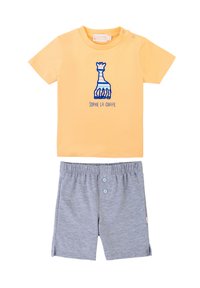 T-shirt di cotone gialla con grafica di giraffa blu e testo "Sophie La Girafe". Abbinata a pantaloni corti di cotone grigi con cintura elastica e due bottoni.