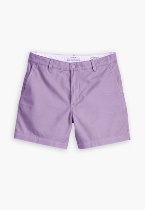 Shorts en chino lilas en coton, avec une texture lisse, un devant plat, deux poches latérales et une poche arrière.