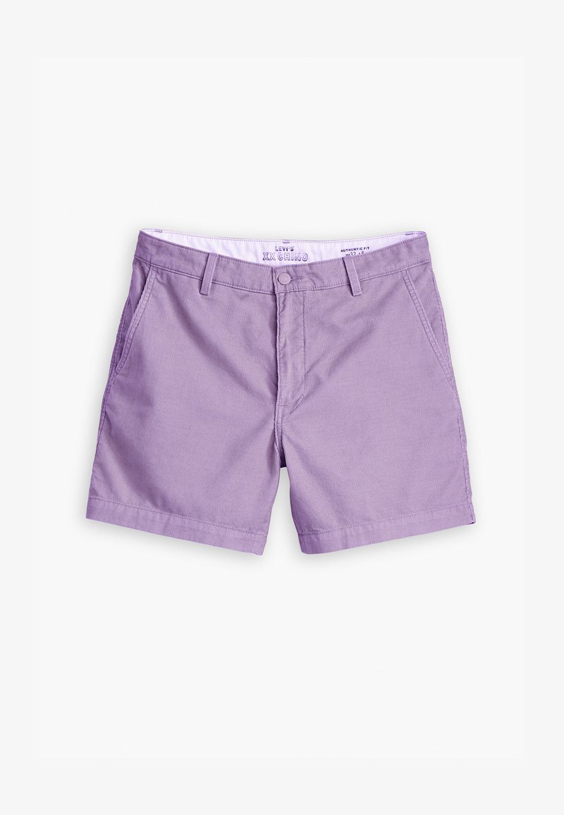 Shorts en chino lilas en coton, avec une texture lisse, un devant plat, deux poches latérales et une poche arrière.