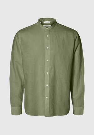 Camisa de lino verde oliva claro de manga larga con cuello mandarín y botones blancos en la parte delantera.
