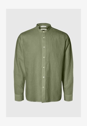 Chemise en lin vert olive clair à manches longues avec un col mandarin et des boutons blancs sur le devant.