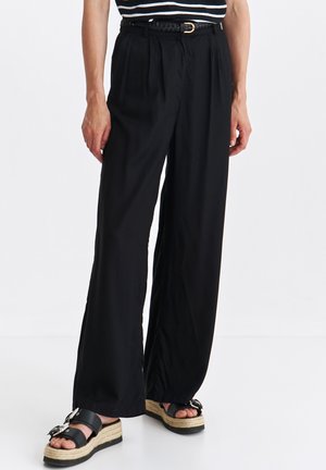 - Spodnie materiałowe