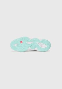 Semelle de chaussure avec un fond en caoutchouc turquoise texturé; présente des motifs circulaires et un petit accent rouge. Partie supérieure blanche avec des coutures visibles.