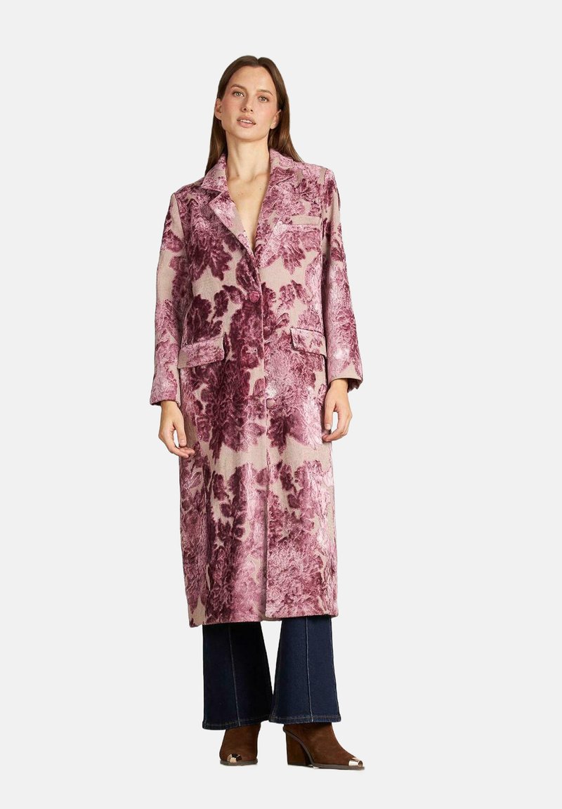 Abrigo largo con estampado floral en rosa y burdeos. Cuenta con un cuello de solapa, cierre de botones y bolsillos laterales. Fabricado en una tela suave y texturizada.