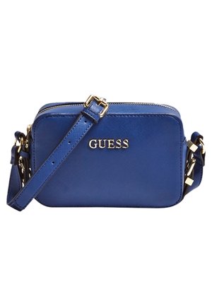 Blauwe rechthoekige crossbodytas met verstelbare riem en gouden "GUESS"-logo op de voorkant, met gouden rits en hardware.