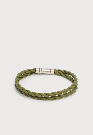 Bracciale in pelle intrecciata verde oliva con una chiusura magnetica in argento decorata da due linee rosse.