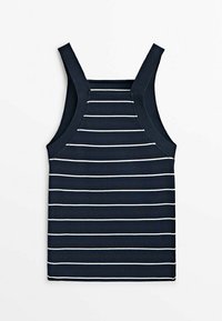 Canotta blu navy con strisce orizzontali bianche, caratterizzata da spalline larghe e texture a coste. Design semplice, senza ulteriori decorazioni o motivi.
