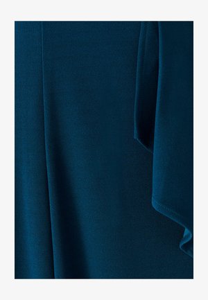 Teal stof met een soepele textuur, met een gedrapeerd ontwerp en zachte, vloeiende randen. Er zijn geen duidelijke patronen of hardware zichtbaar.