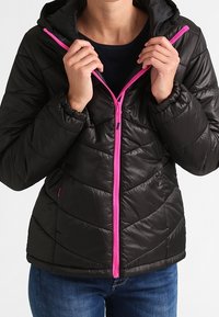 Černá péřová bunda s šikmým prošíváním a růžovým zipem. S kapucí, elastickými manžetami a staženým lemem.