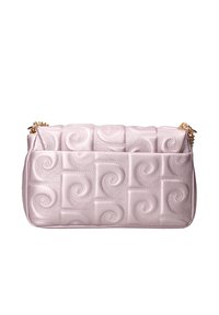 Borsa a tracolla trapuntata di colore rosa con motivo a spirale testurizzato, accessori in oro e una tracolla a catena. Forma rettangolare con finitura morbida e liscia.